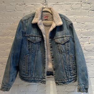 LEVI'S MEDIUM WASH SHERPA LINED TRUCKER DENIM JACKET